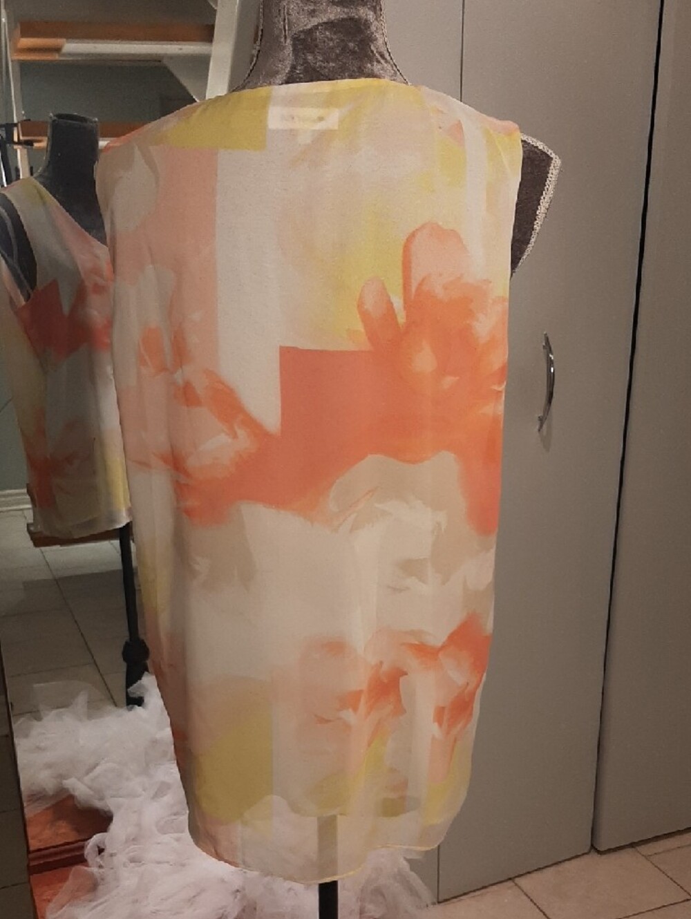 Calvin Klein๐NWOT V-Neck Coral/Yellow/White Watercolor Camisole Top LINED Sz L - Picture 4 of 8